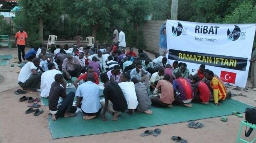 Ribat'ın İnsani Yardımları S&uuml;r&uuml;yor