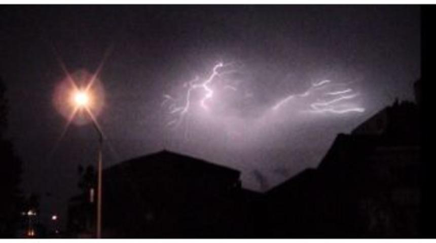 Yalova'da Şimşekler G&ouml;ky&uuml;z&uuml;n&uuml; Aydınlattı