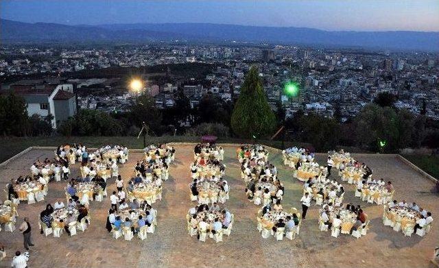 Ad&uuml;&rsquo;den Geleneksel İftar Yemeği 1