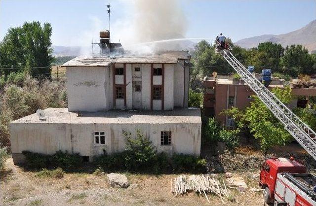 Çatı Yangını Korkuttu