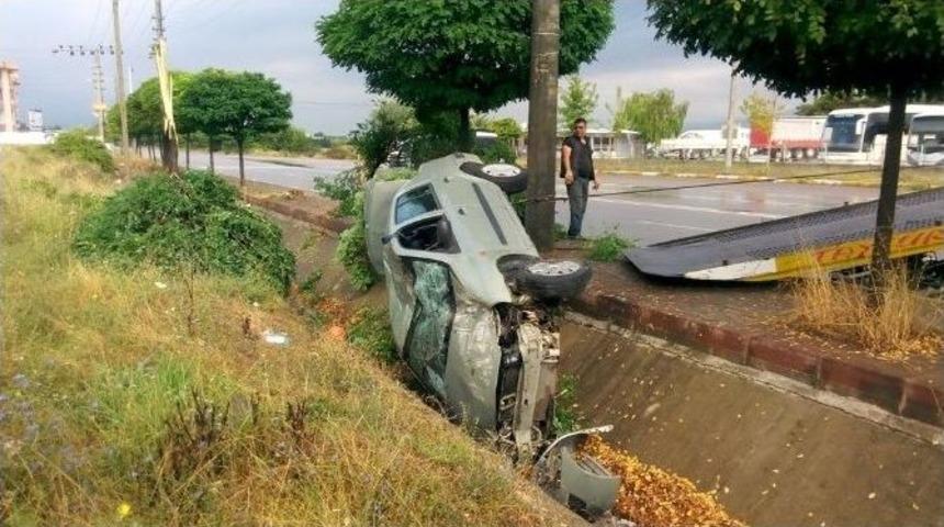 Otomobil Yayaya &Ccedil;arpmamak İ&ccedil;in Su Kanalına U&ccedil;tu
