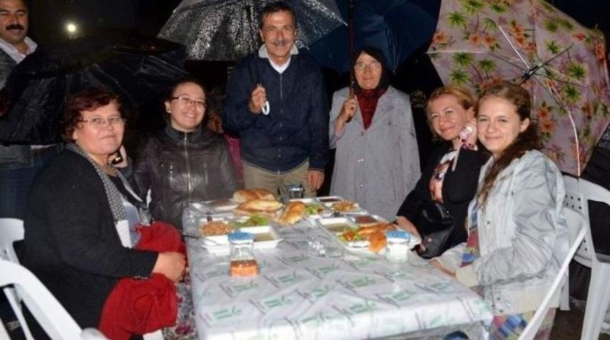 Şarh&ouml;y&uuml;k&rsquo;te Yağmur Altında İftar