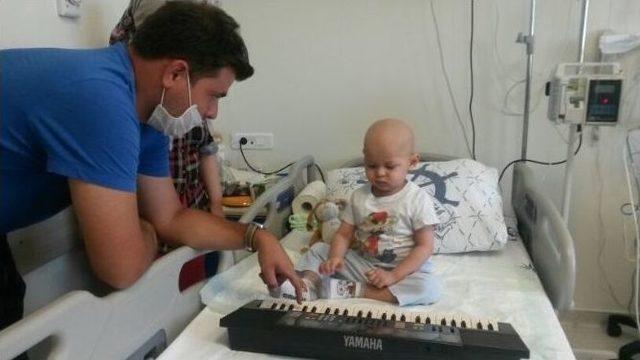 Pa&uuml; Hastanesi&rsquo;nde Yatan Hastalara Gitar Kursu 1