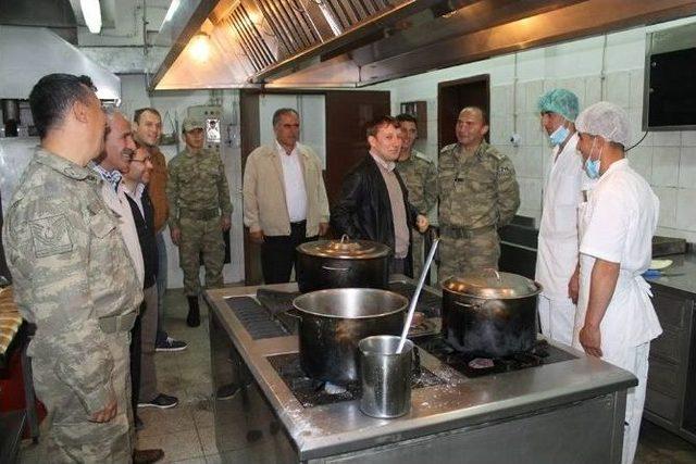 Şavşat Kaymakamı Sarıoğlu Hudutta Askerlerle İftar Etti 1