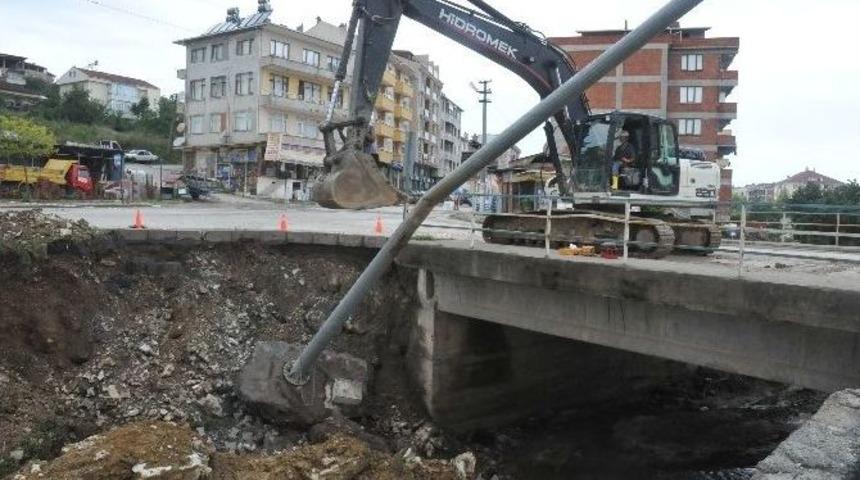 Ak&ccedil;akoca'da Sel Mobese Direğini Yıktı