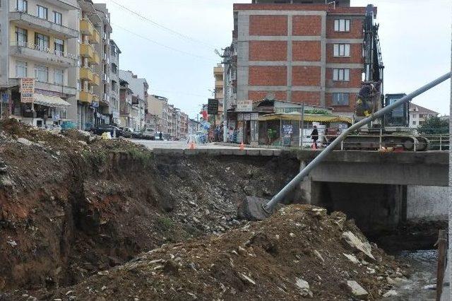 Akçakoca'da Sel Mobese Direğini Yıktı