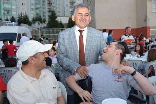 Melikgazi Belediye Başkanı B&uuml;y&uuml;kkılı&ccedil;  mahallemde İftar Var  Etkinliğinde Mimsin Halkı İle İftarda 2