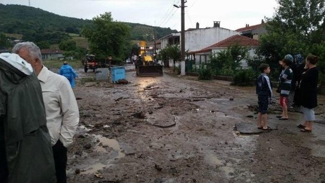 Lapseki'de Şiddetli Yağış Sele Sebep Oldu