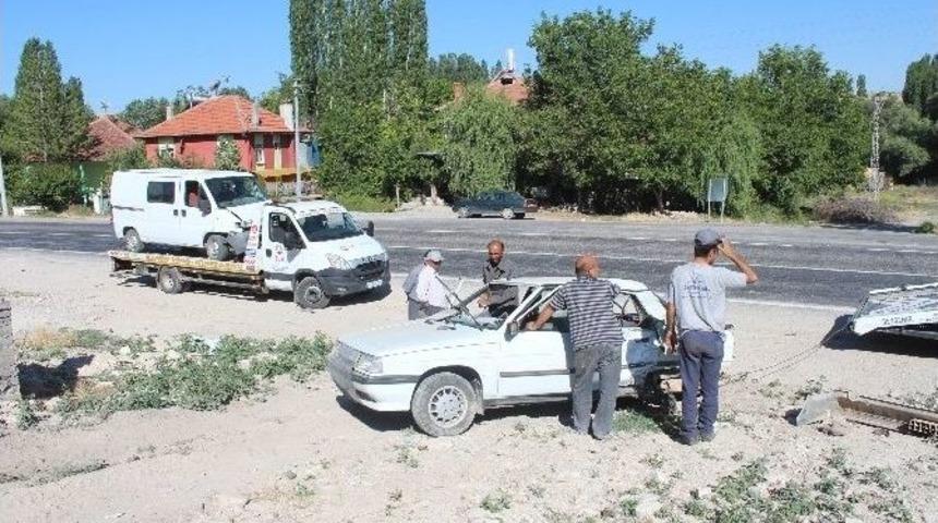 İş&ccedil;i Taşıyan Minib&uuml;sle Otomobil &Ccedil;arpıştı: 2 Yaralı