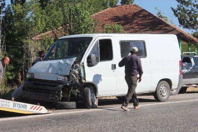 İşçi Taşıyan Minibüsle Otomobil Çarpıştı: 2 Yaralı