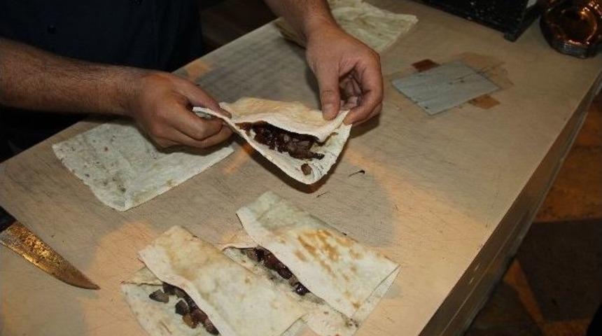 Şanlıurfa'da Sıcağa Rağmen G&uuml;nde 3 Ton Ciğer T&uuml;ketiliyor