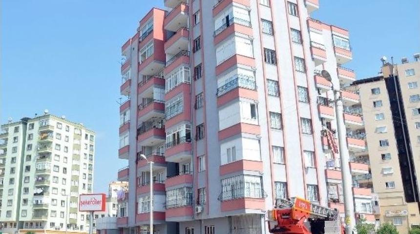 &Ouml;ğretmen, Dinamitle Kapıyı Patlatırken Hayatını Kaybetti