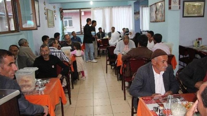 Karlıova Belediyesi'nden Dul Ve Yetimlere İftar Yemeği