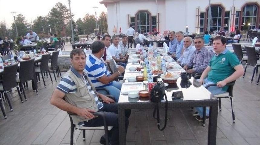 Emekli Olan Arkadaşları İ&ccedil;in İftar Yemeği Verdiler