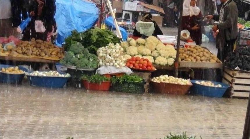 Yaz Yağmuru Pazarcıları Fena Vurdu