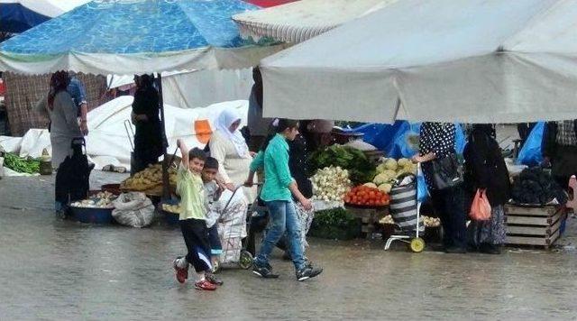 Yaz Yağmuru Pazarcıları Fena Vurdu