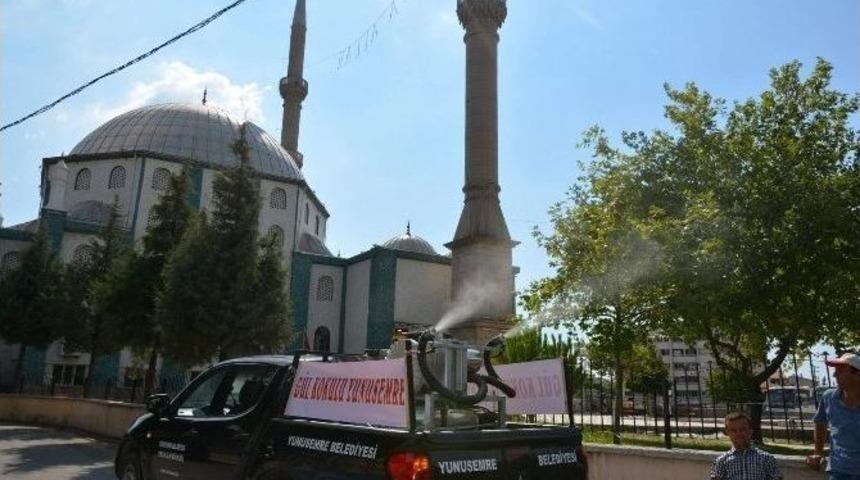 Yunusemre'de Cadde Ve Sokaklara G&uuml;l Suyu Sıkıldı