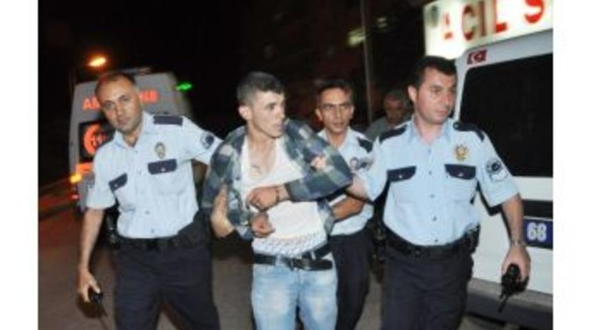Havaya Ateş A&ccedil;ıp Bı&ccedil;akla Polisin &Uuml;zerine Y&uuml;r&uuml;yen Ş&uuml;pheli Tutuklandı