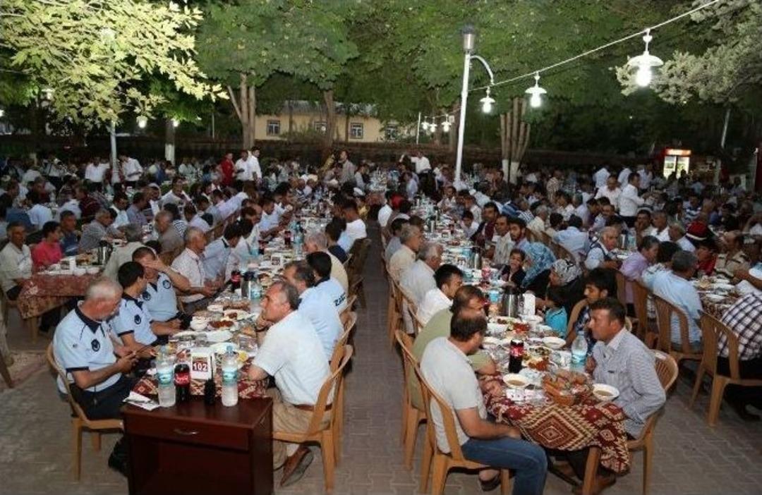 Şehitkamil Belediyesi Personeli İftar Yemeğinde Bir Araya Geldi