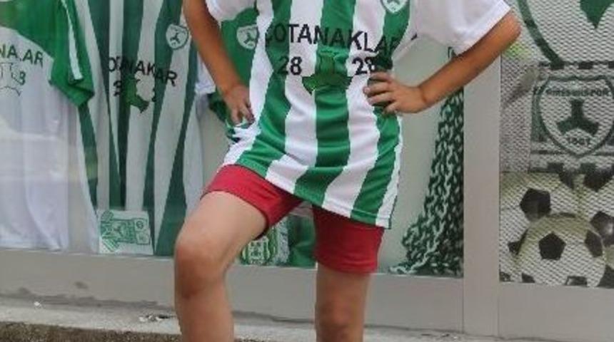 Futbolcu Olmak İsteyen Kız Takım Bulamıyor