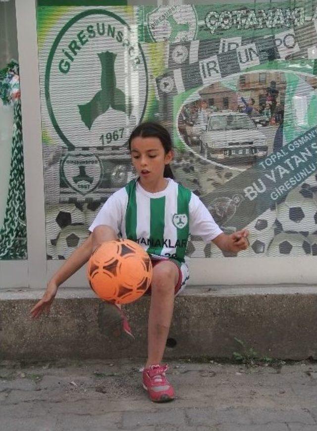 Futbolcu Olmak İsteyen Kız Takım Bulamıyor 1