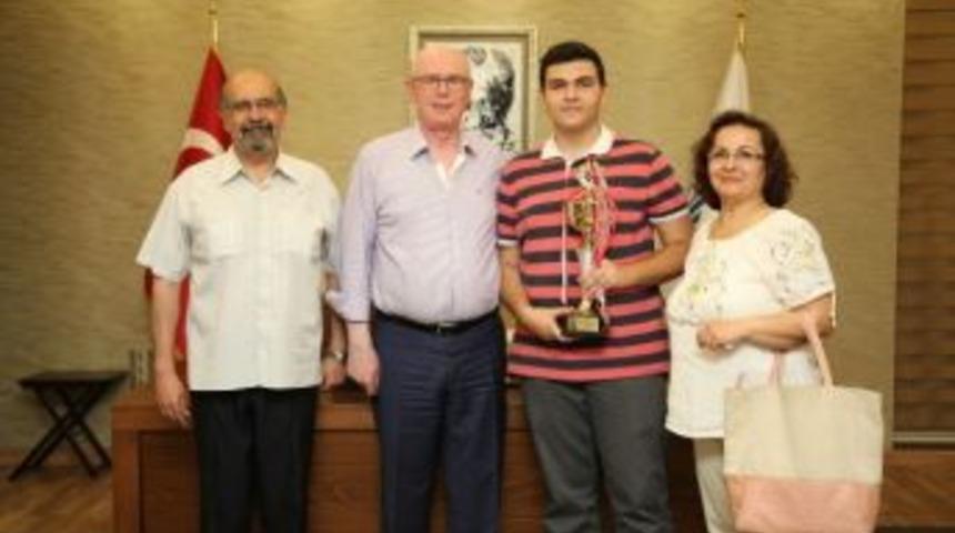 Başkan Kurt Şampiyon Satran&ccedil;&ccedil;ıyı Ağırladı