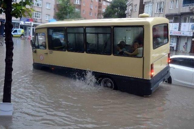 Şiddetli Yağış Nedeniyle Minibüs Yolda Mahsur Kaldı