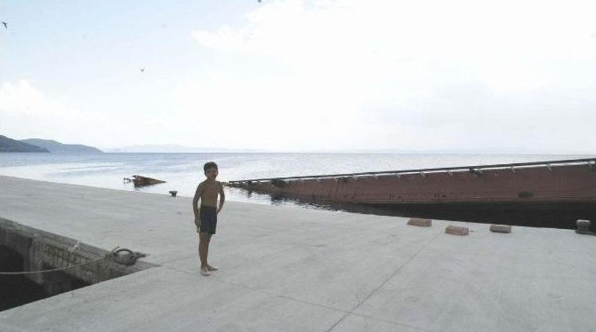 Batık Gemi Tehlike Sa&ccedil;ıyor