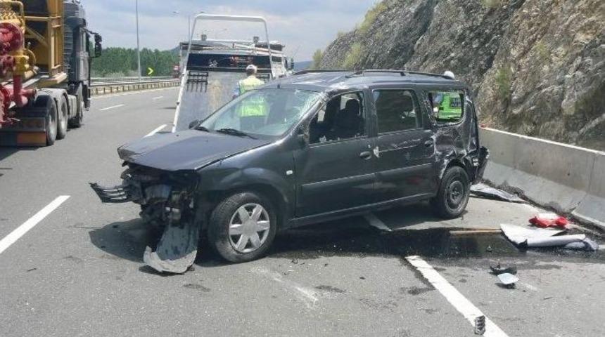 Boz&uuml;y&uuml;k'te Trafik Kazası, 2 Yaralı