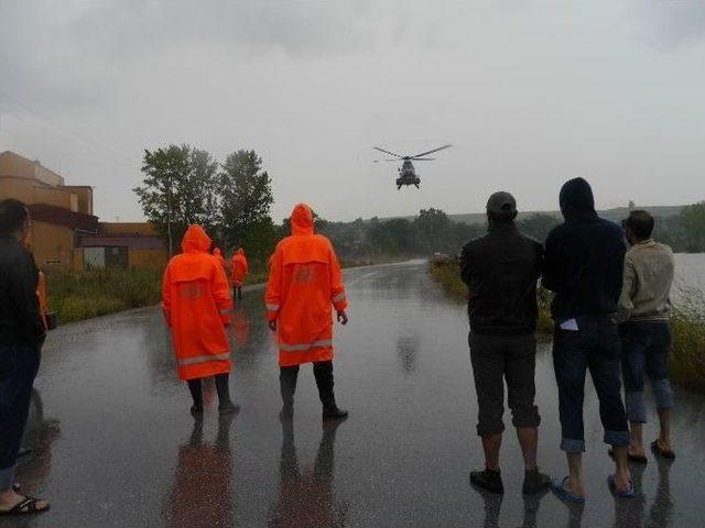 Otomobiliyle Sele Kapılan Şahıs Helikopterle Kurtarıldı