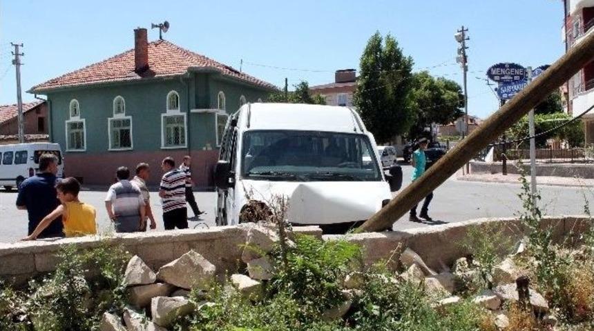 &Ouml;ğrenci Servisi İle Otomobil &Ccedil;arpıştı: 11 Yaralı