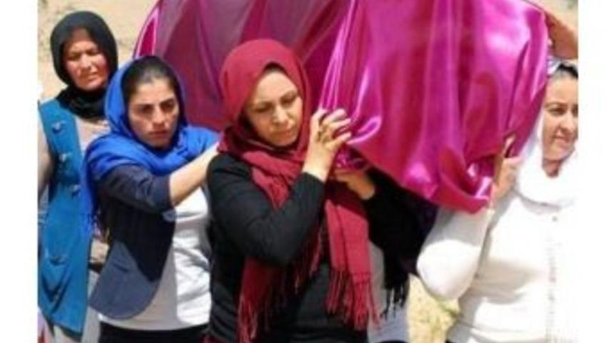 Dere Yatağında Cesedi Bulunan Kadının Cenazesini Kadınlar Taşıdı