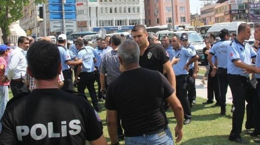 Dolmuşlarda Denetim Yapan Zabıtaya Satırlı Saldırı: 3 Yaralı