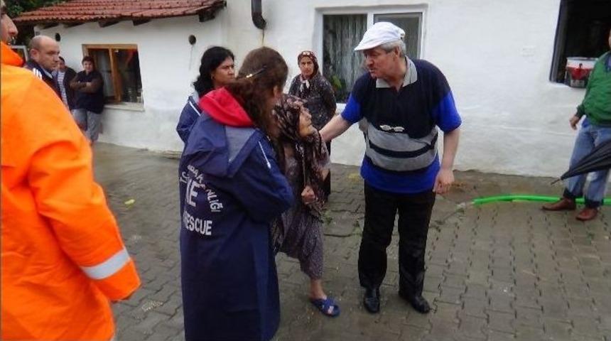 Yoğun Yağış Uzunk&ouml;pr&uuml;'de Yaşamı Fel&ccedil; Etti