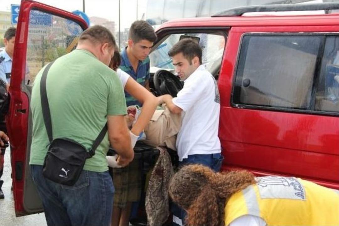 Ezine&rsquo;de Trafik Kazası; 2 Yaralı