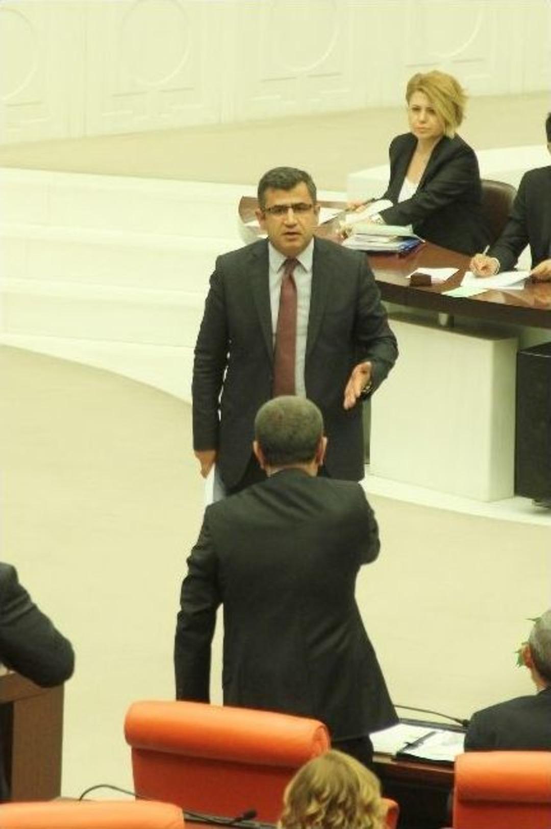 Hdp'li Zozani, Tasarı Kitap&ccedil;ığını Ak Partili Canikli'nin Kafasına Vurmaya &Ccedil;alıştı