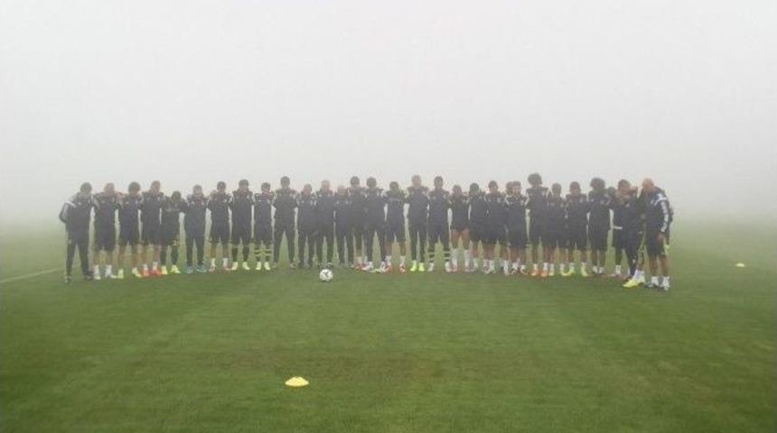 Fenerbah&ccedil;e İdmanında Saygı Duruşu