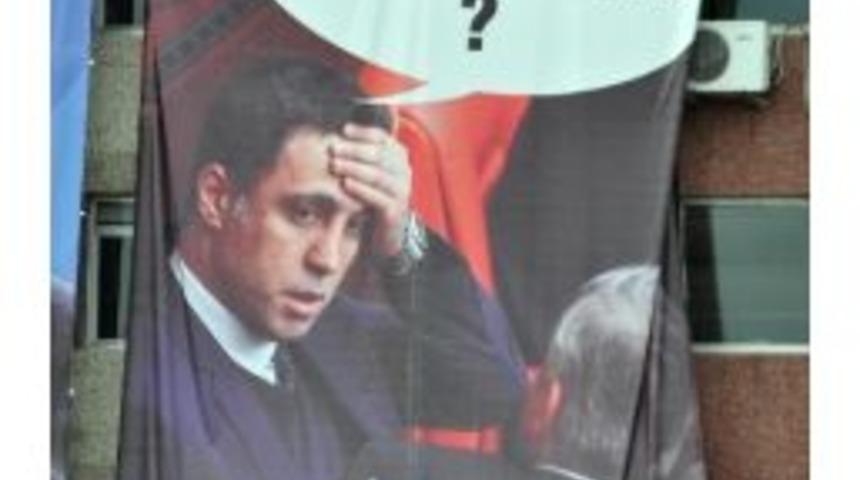 Başbakan'ın Mitinginde İlgin&ccedil; Pankart