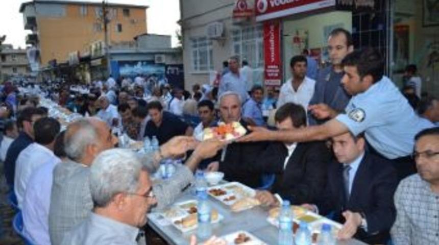 İftarda Protokole &Ouml;zel Servis Eleştirilere Neden Oldu