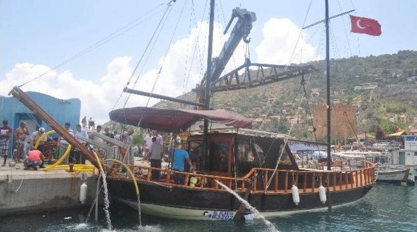 Tur Teknesi Batma Tehlikesi Ge&ccedil;irdi