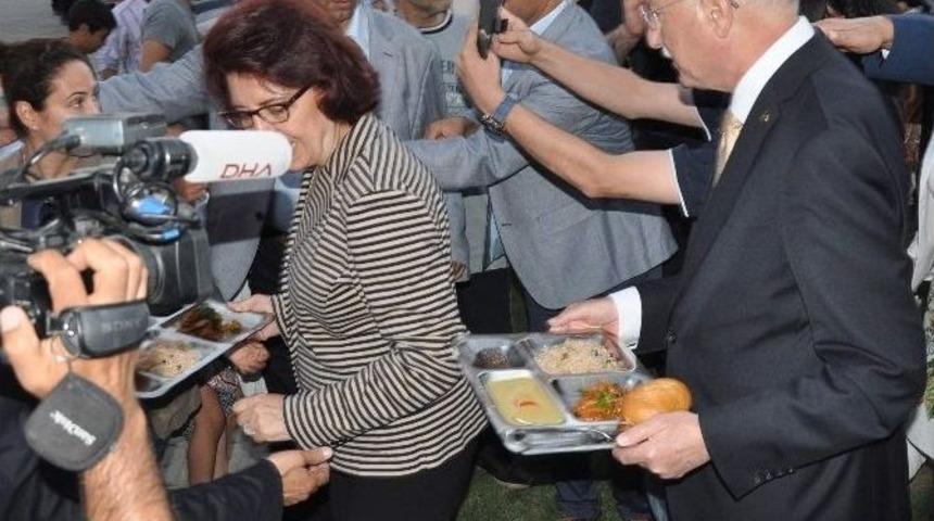 İhsanoğlu, İftarda Gazianteplilerle Bir Araya Geldi