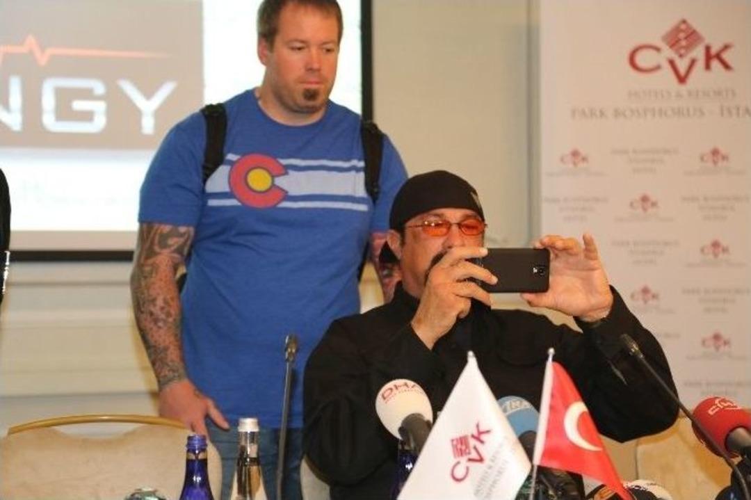 Hollywood Yıldızı Steven Seagal, Beşiktaş Belediyesi'nin İftarına Katıldı