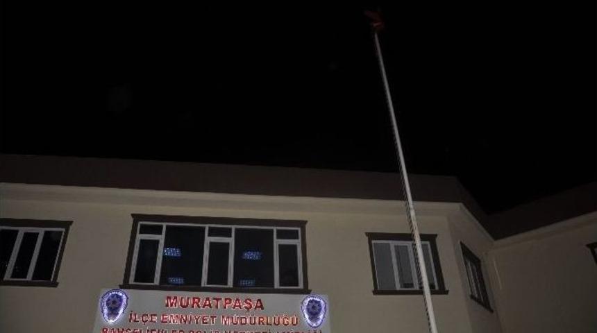 Karakolun Bah&ccedil;esindeki T&uuml;rk Bayrağını İndirmeye &Ccedil;alıştı