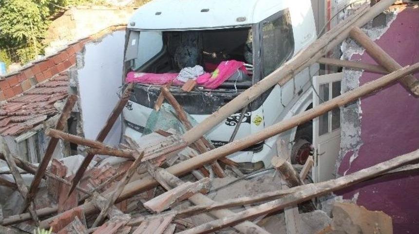 Freni Boşalan Kamyon, Evin Bah&ccedil;e Duvarına Girdi