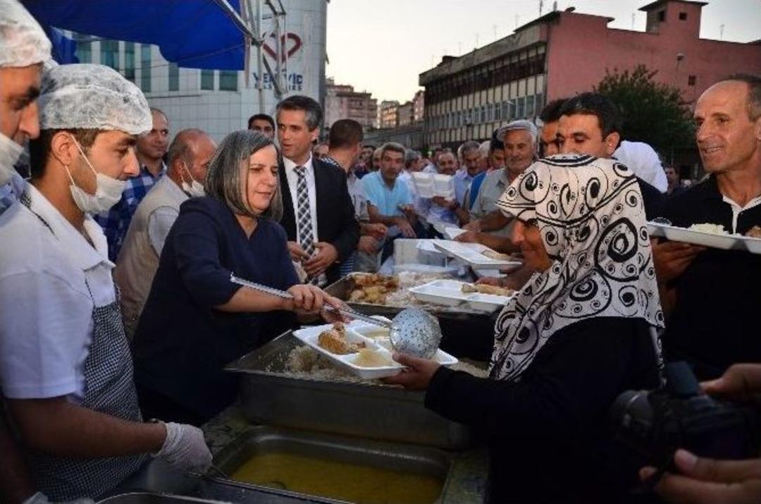 Diyarbakır&rsquo;da Y&uuml;zlerce Kişi İftar &Ccedil;adırında Buluştu