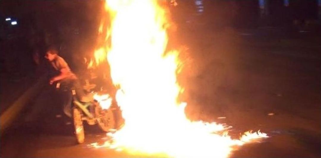 G&ouml;stericilerin Attığı Molotof, Bisiklet S&uuml;ren &Ccedil;ocuğun Ayağını Yaktı