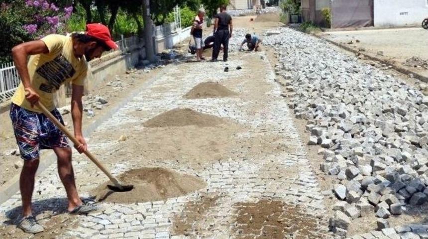 Edremit&rsquo;teki Parke Taş Hamlesi S&uuml;r&uuml;yor