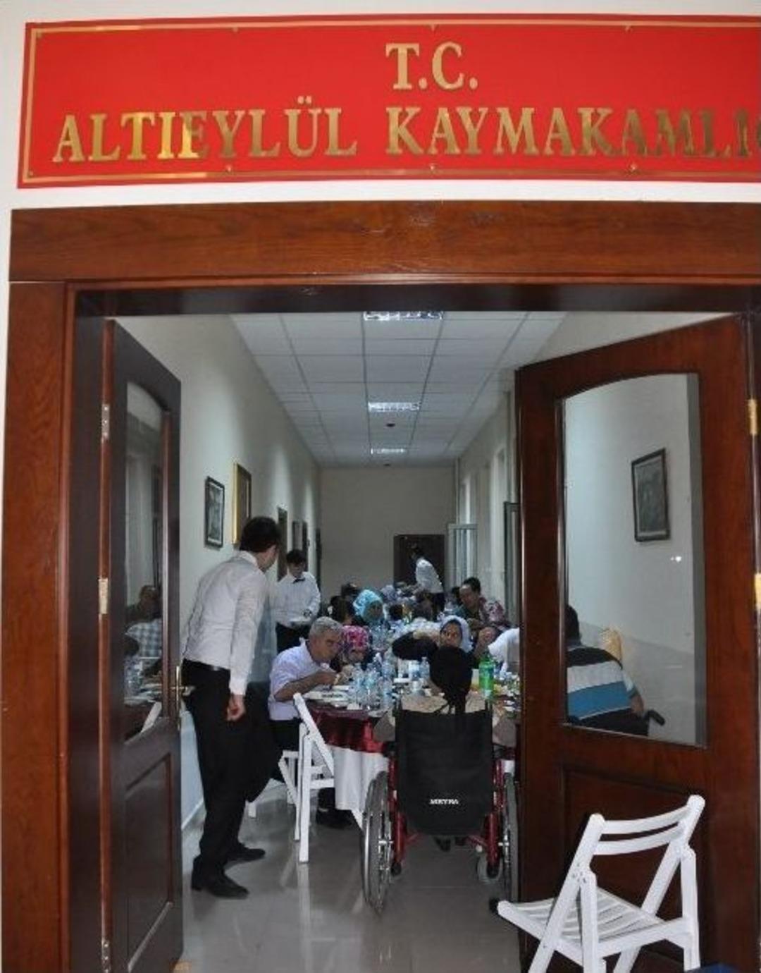 Valilik Binasında Renkli İftar