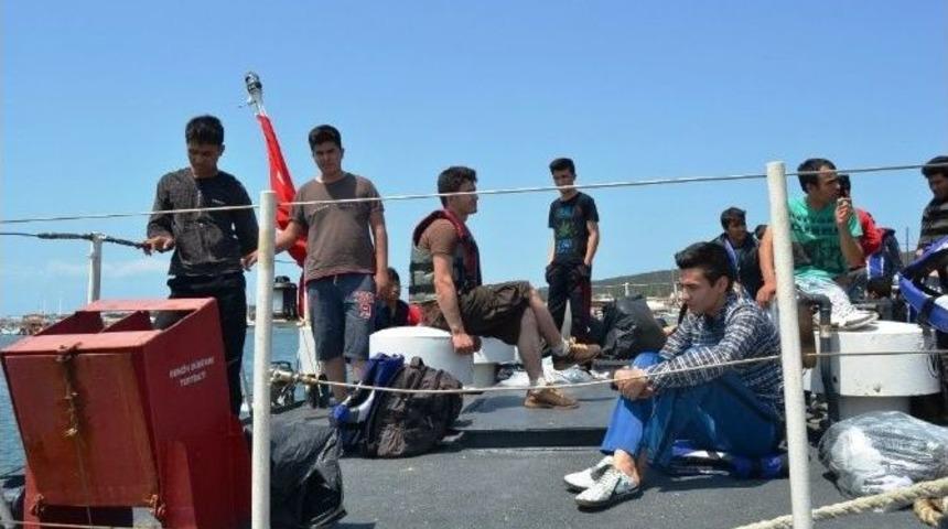 Ayvalık&rsquo;ta 34 Ka&ccedil;ak G&ouml;&ccedil;men Yakalandı