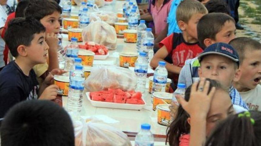 Hafik İl&ccedil;e M&uuml;ft&uuml;l&uuml;ğ&uuml; &Ccedil;ocuklara Iftar Verdi